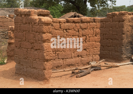 Detail der gemusterten Schlamm-Mauer am neuen Haus im Bau im Norden Ghanas Stockfoto