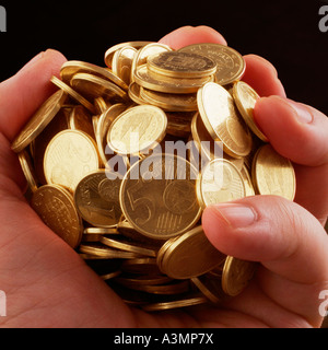 Hand voll Euro-Cent-Münzen wurde golden Stockfoto