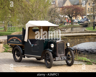 Gloucestershire Bourton am Wasser Cotswolds Motor Museum Vintage pickup Fahrzeug Vorplatz Stockfoto