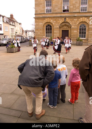 Oxfordshire Woodstock Frauen Morris Dancers im ehemaligen Rathaus Marktplatz Stockfoto