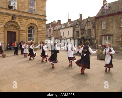 Oxfordshire Woodstock High Street Frauen Morris Dancers im Marktplatz Stockfoto