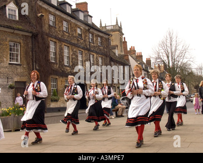 Oxfordshire Woodstock High Street Frauen Morris Dancers vor Bären Hotel Stockfoto