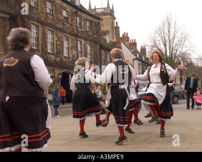 Oxfordshire Woodstock High Street Frauen Morris Dancers vor Bären Hotel Stockfoto