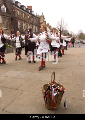 Oxfordshire Woodstock High Street Frauen Morris Dancers vor Bären Hotel Stockfoto