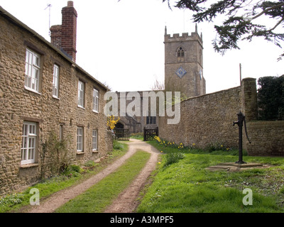 Oxfordshire Combe Longa in der Nähe von Woodstock St Laurences Kirche und Dorf Pumpe Stockfoto
