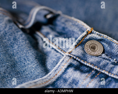 Nahaufnahme von Levi Blue Jeans Fokus auf Bund Stockfoto