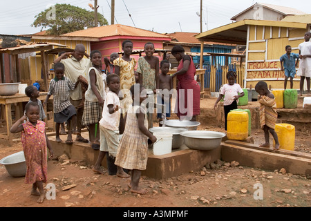 Die Menschen vor Ort mit Behältern für die Erfassung von entsalztes