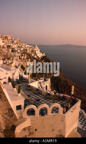 Griechenland Kykladen Inseln Santorini Thira Stadt Fira am Ägäischen Meer-Abend Stockfoto