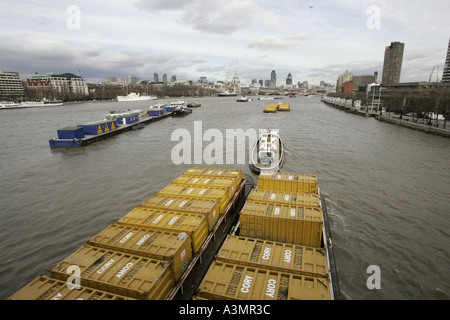 Abfälle, die auf dem Fluss Themse London transportiert werden Stockfoto