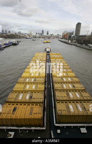 Abfälle, die auf dem Fluss Themse London transportiert werden Stockfoto