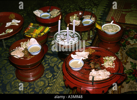 Myanmar-Burma Essen zentrale Inle Lake Shan regionale Mahlzeit auf traditionellen Lackarbeiten Tabellen angelegt Stockfoto