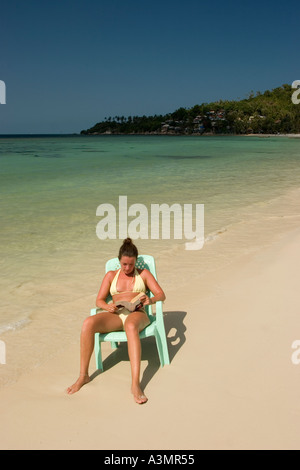 Thailand Ko Phangan Pha Ngan Haad Yao West lange Nordstrand Frau liest im seichten Wasser Stockfoto