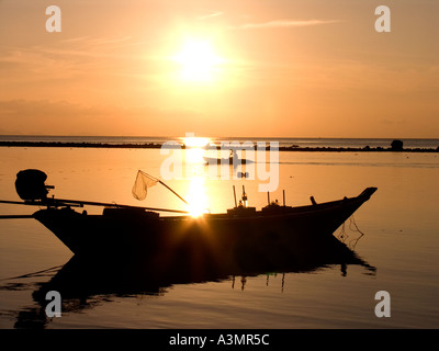 Thailand Ko Phangan Pha Ngan Haad Yao West lange Nordstrand Sonnenuntergang hinter Longtail-Fischerboot Stockfoto