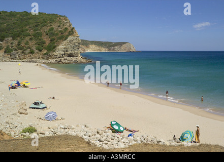 Portugal der Westlichen Algarve Boca do Rio Strand in der Nähe von Salema und Burgau im Sommer Stockfoto