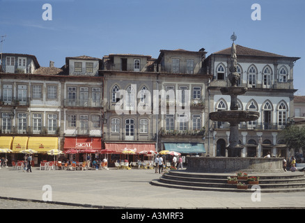 Portugal, an der Costa Verde, Ponte de Lima Stadtplatz und Brunnen (chafariz), gefüttert mit Cafés im Freien Stockfoto