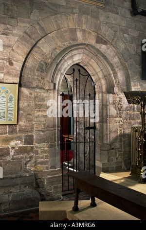 Das Priorat St. Peter und St. Paul, Leominster, England. Arcade-bei North East End Norden Kirchenschiff mit Tür in Sakristei Stockfoto