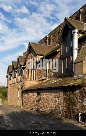 Das Priorat St. Peter und St. Paul Leominster. Windows der nördlichen Seitenschiff aus Westen umfasst restaurierte fünf-Lanzette Bogen Fenster Stockfoto