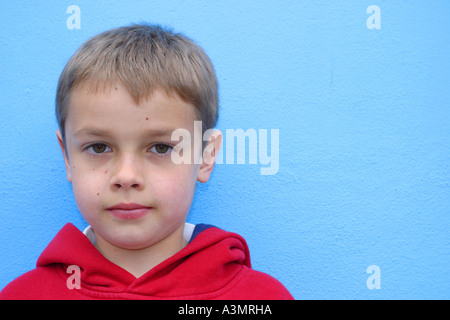 Junge im Alter von 9 Jahren in rote Spitze auf blauem Grund kurze Haare Stockfoto