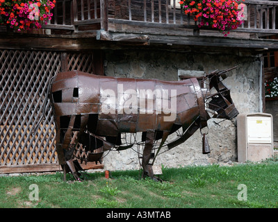 Stahl Kuh Skulptur in das Dorf von Le Grand-Bornand in Savoie, Französische Alpen Stockfoto