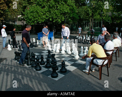 Eine Gruppe von Männern spielen Riesenschach in Promenade des Bastions in Genf Stockfoto
