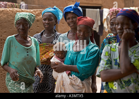 Gruppe von Frauen in Mognori Dorf Gemeinschaft, Nord-Ghana, Westafrika Stockfoto