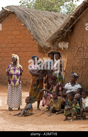 Gruppe von Dorfbewohnern in Mognori Dorf Gemeinschaft, Nord-Ghana, Westafrika Stockfoto