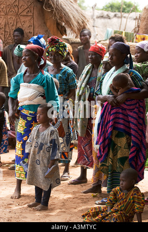 Gruppe von Dorfbewohnern in Mognori Dorf Gemeinschaft, Nord-Ghana, Westafrika Stockfoto