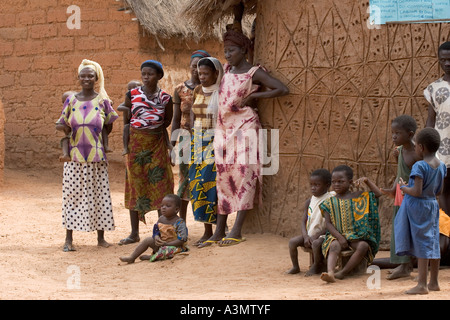 Gruppe von Dorfbewohnern in Mognori Dorf Gemeinschaft, Nord-Ghana, Westafrika Stockfoto