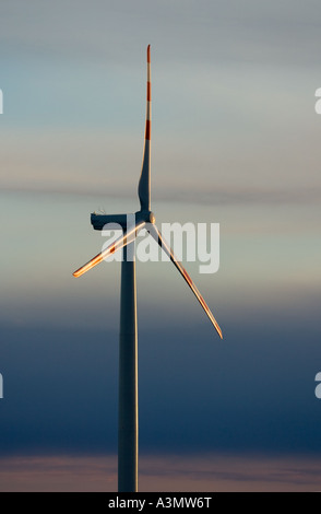 Winwind ' s 3 (MW) Megawatt Windturbine bei Sonnenuntergang gegen bunten Abendhimmel, Finnland Stockfoto