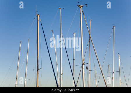 Metallische Segeln Schiffsmasten gegen blauen Himmel Stockfoto