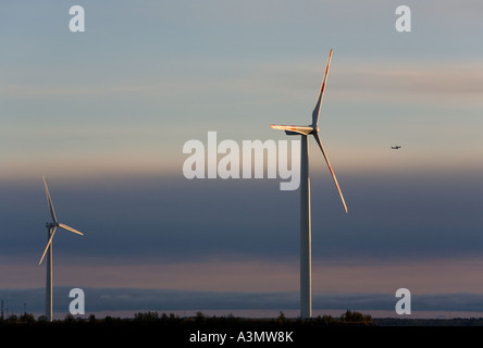 Große Windkraftanlagen bei Sonnenuntergang vor farbenfrohen Abendhimmel, Finnland Stockfoto