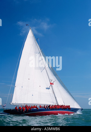 Die J Klasse Yacht Endeavour segelt nach Wind in der Solent, in der Nähe von Cowes, Isle of Wight, Großbritannien. Stockfoto