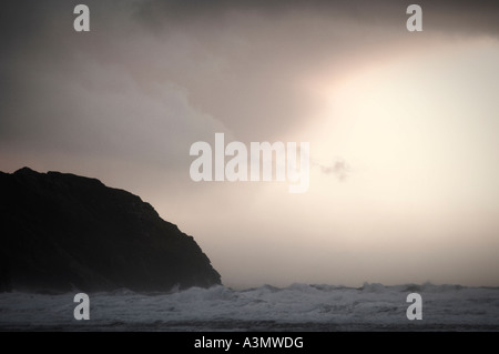 Stürmischer See an Perranporth Strand in Cornwall UK Stockfoto