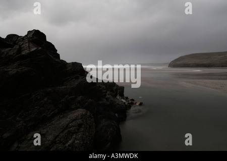 Stürmischer See an Perranporth Strand in Cornwall UK Stockfoto