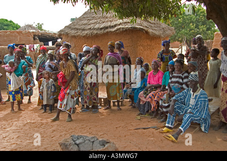 Große Gruppe von Dorfbewohnern mit Chef in Mognori Dorf Gemeinschaft, Nord-Ghana, Westafrika Stockfoto