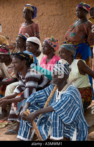 Chef plus Dorffrauen in Mognori Dorf Gemeinschaft, Nord-Ghana, Westafrika Stockfoto