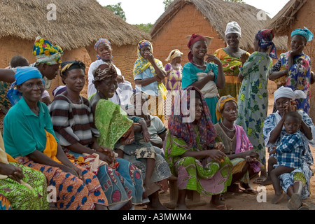 Große Gruppe von Frauen in Mognori Dorf Gemeinschaft, Nord-Ghana, Westafrika Stockfoto