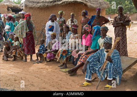 Gruppe von Dorfbewohnern und Chief in Mognori Dorfgemeinschaft, Nord-Ghana, Westafrika Stockfoto