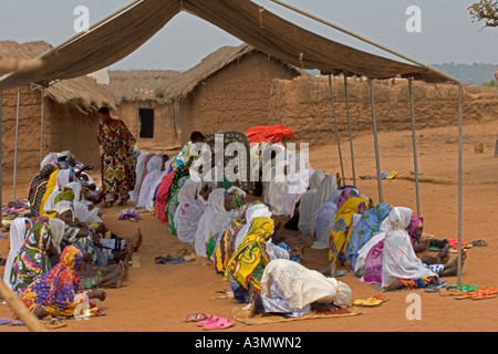 Frauen-Gläubige beten am nördlichen Moschee, Ghana Stockfoto