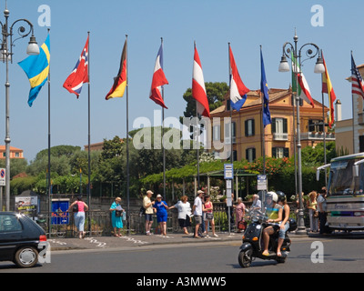 Motorroller fahren auf der Piazza Tasso, dem berühmten Herzen und Zentrum von Sorrent, Italien Stockfoto