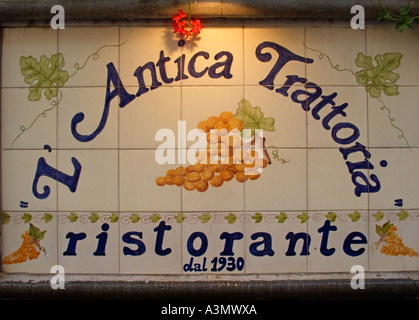 L'Antica Trattoria Restaurant, traditionelle Fliesenschild, Via Padre Reginaldo Giuliani, Sorrento, Amalfiküste, Italien Stockfoto