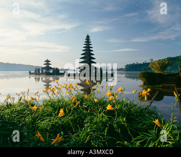 Die gemischten buddhistischen Hindu Tempel Ulu Danau gebaut im Wasser des Lake Bratan Bali Indonesien Stockfoto