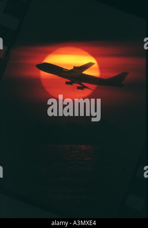 Eine Boeing 747 zieht gegen einen Sonnenuntergang Stockfoto