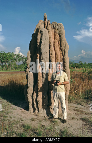 Eine riesige Termiten Nest im Northern Territory von Australien zeigt menschlichen Maßstab und Größe Stockfoto