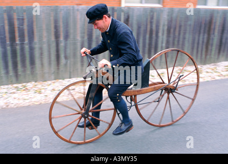 Demonstration einer Nachbildung des ersten Holzfahrrads, das von Baron Karl von Drais angefertigt wurde, von einem jungen Mann in Radfahrkostüm der damaligen Zeit Stockfoto