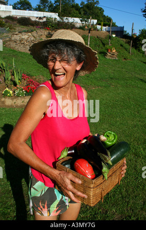 mit Veggie-Korb lachende Frau Stockfoto