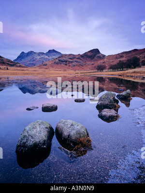 Eis-umrandeten Blea Tarn an einem frostigen Morgen im Lake District Stockfoto