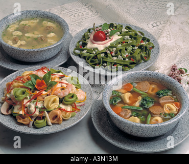 Italienische Hochzeit Suppe Ravioli Spinat Fettuccine Minestrone Tortellini Stockfoto