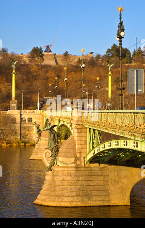 Cechuv die meisten Brücke mit dem Metronom in Letenske Sady park in Mitteleuropa Prag Tschechische Republik Stockfoto