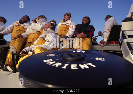 Die Segelcrew Linie hinter einer Seilwinde an Bord Segel trimmen Stockfoto